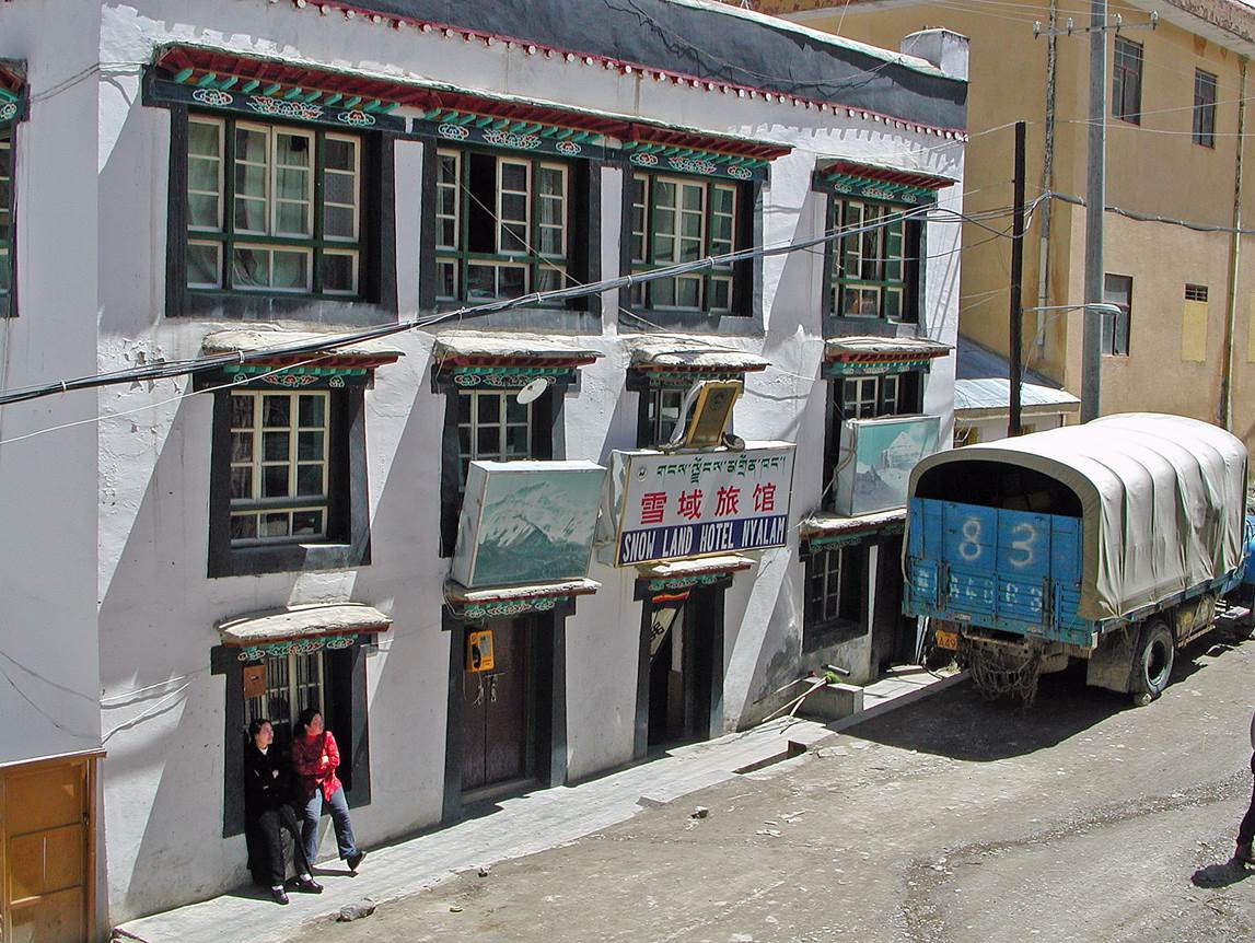 A truck parked in front of a building

Description automatically generated