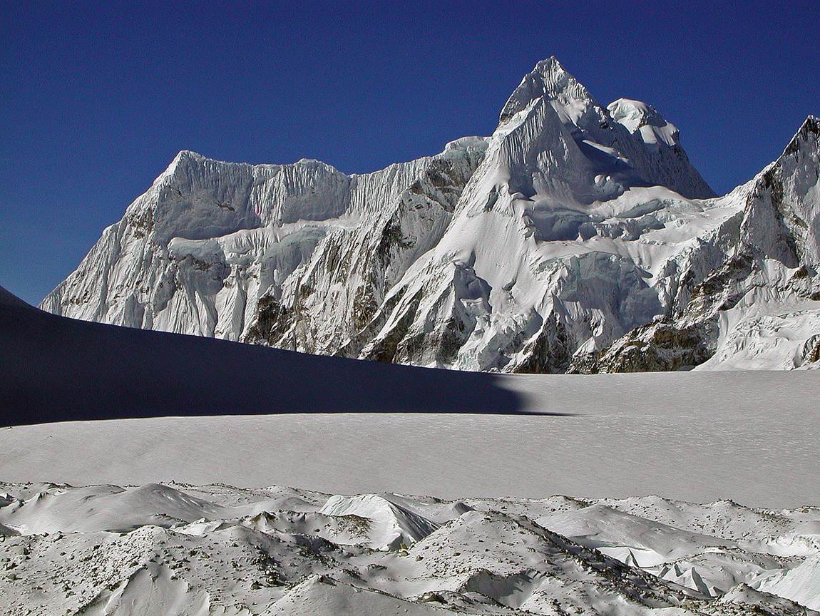 A snowy mountain with blue sky

Description automatically generated