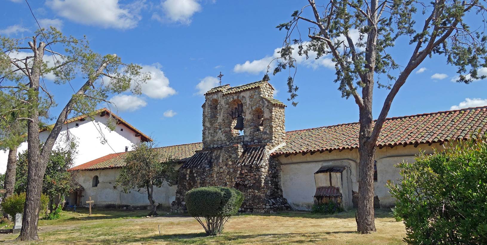 A building with trees in front of it

Description automatically generated with low confidence