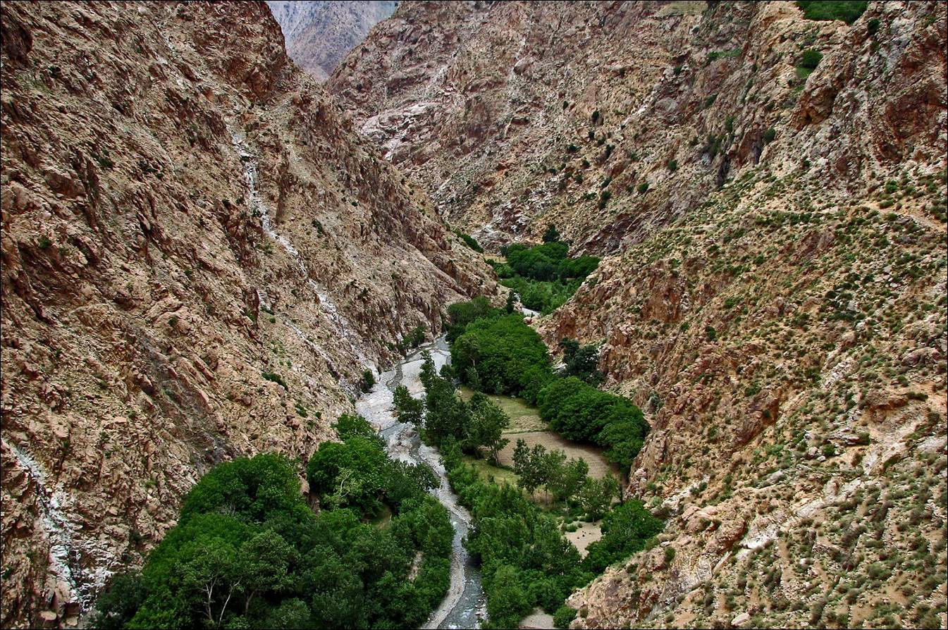 A river running through a canyon

Description automatically generated