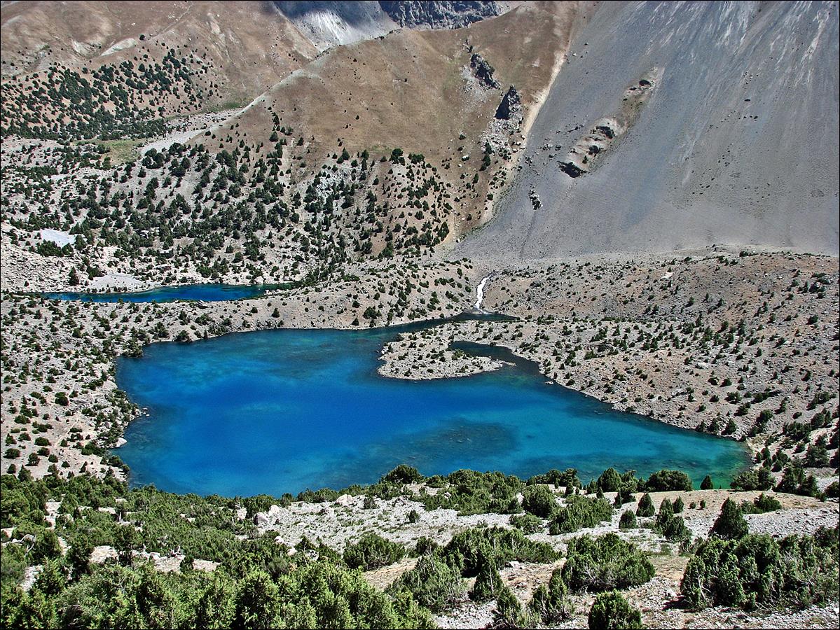 A blue lake surrounded by mountains

Description automatically generated