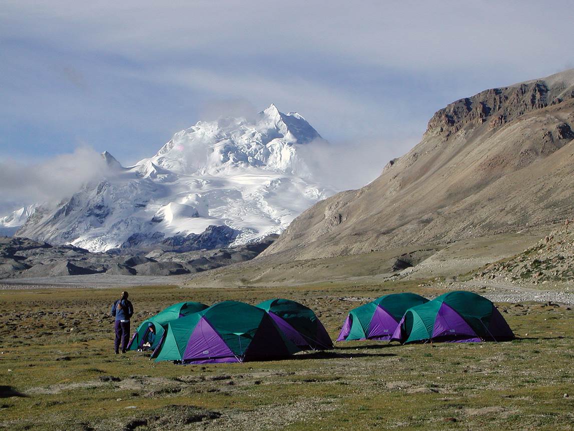 A group of tents in a mountain

Description automatically generated