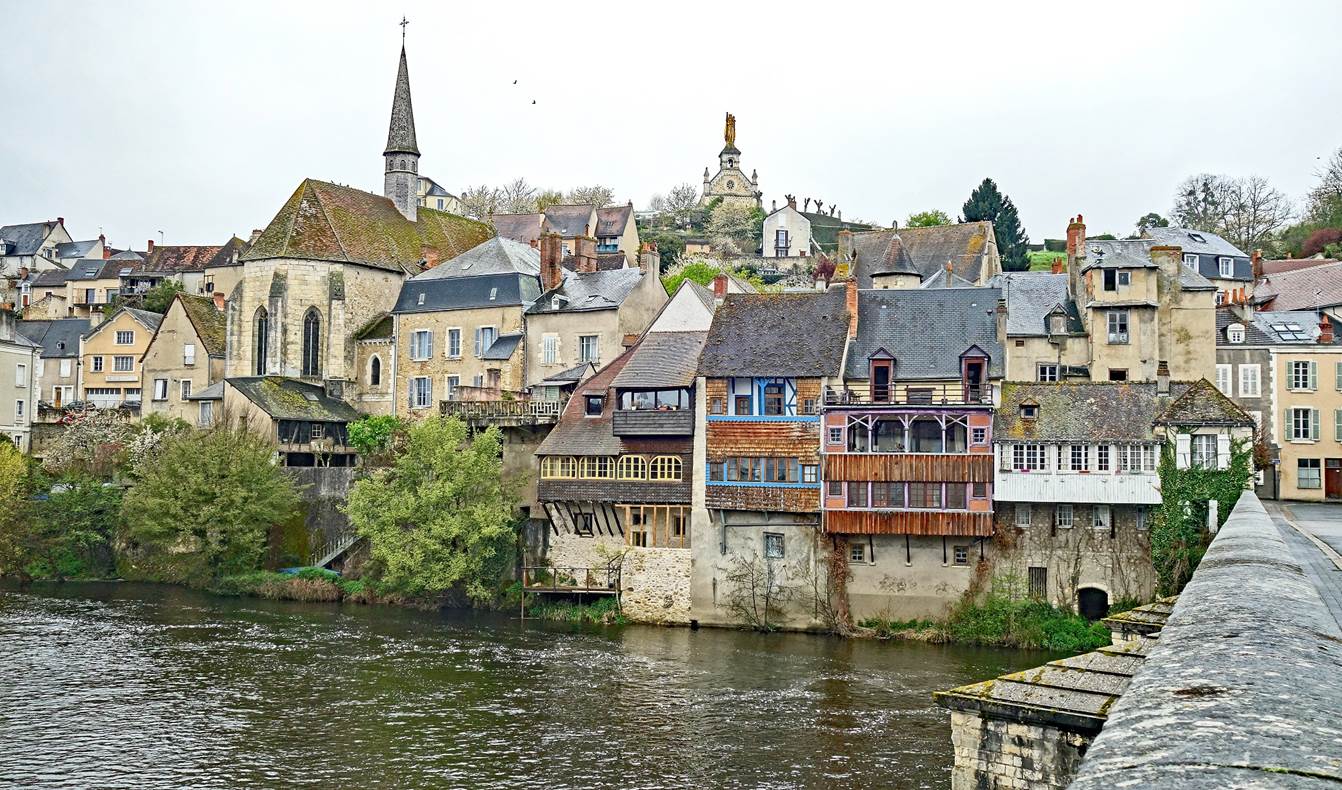 A group of buildings next to a river

Description automatically generated with low confidence