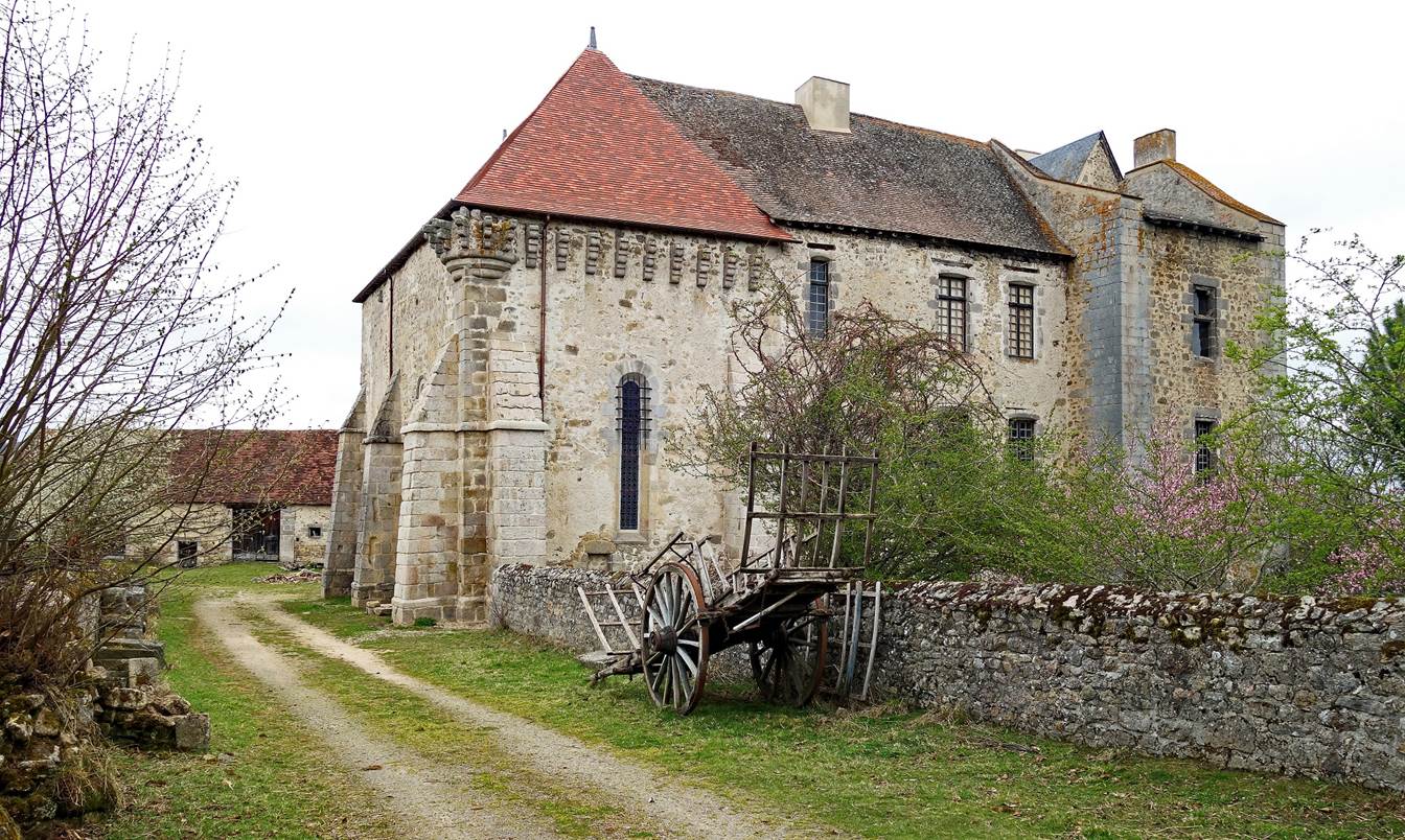 A stone building with a wagon in front of it

Description automatically generated with low confidence