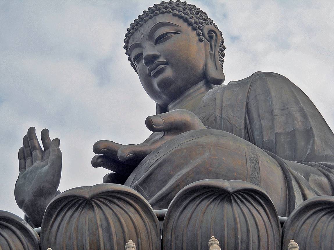 A large statue of a buddha

Description automatically generated