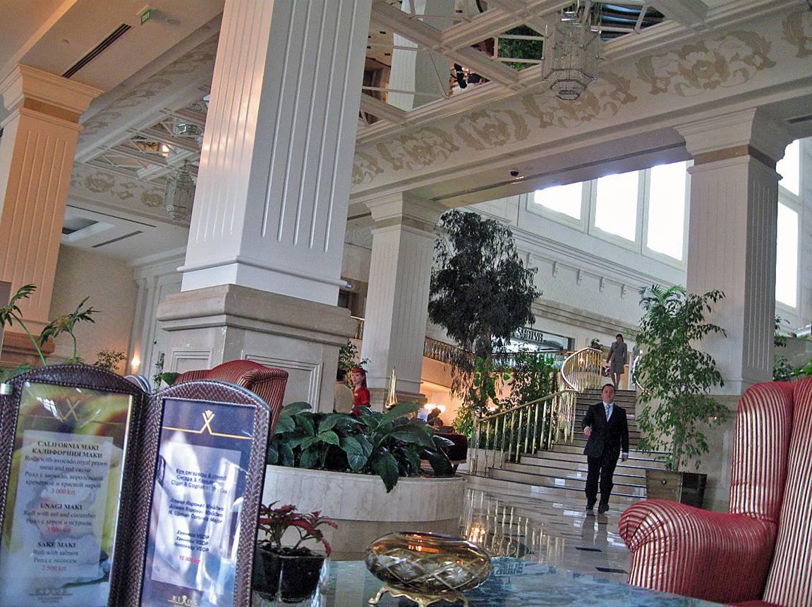 A large white columns in a hotel lobby

Description automatically generated
