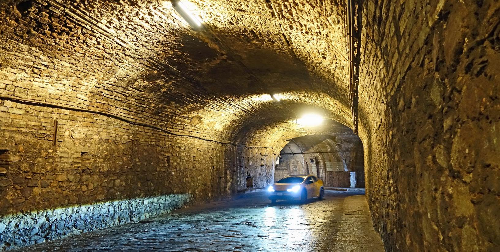 A car driving through a tunnel

Description automatically generated