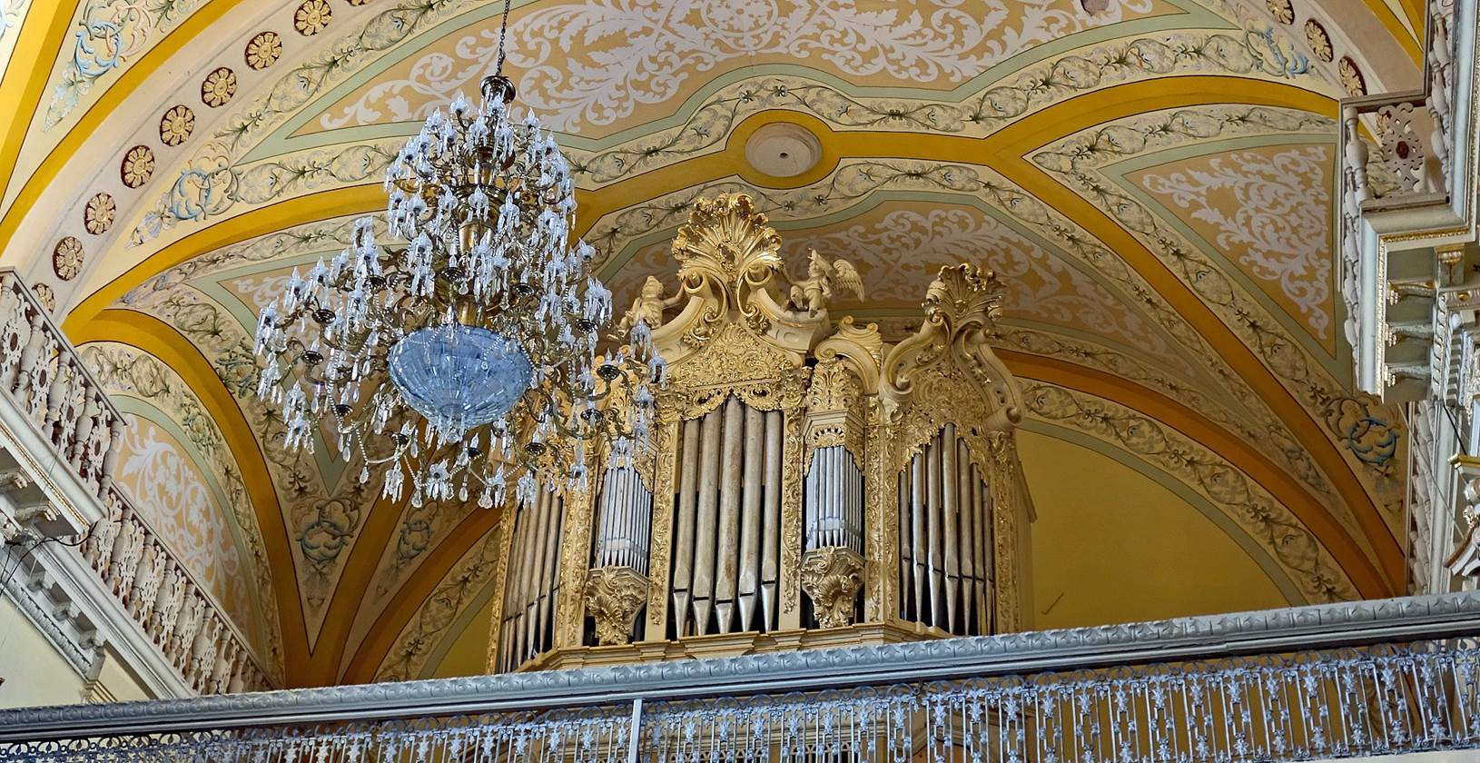 A organ pipe in a church

Description automatically generated
