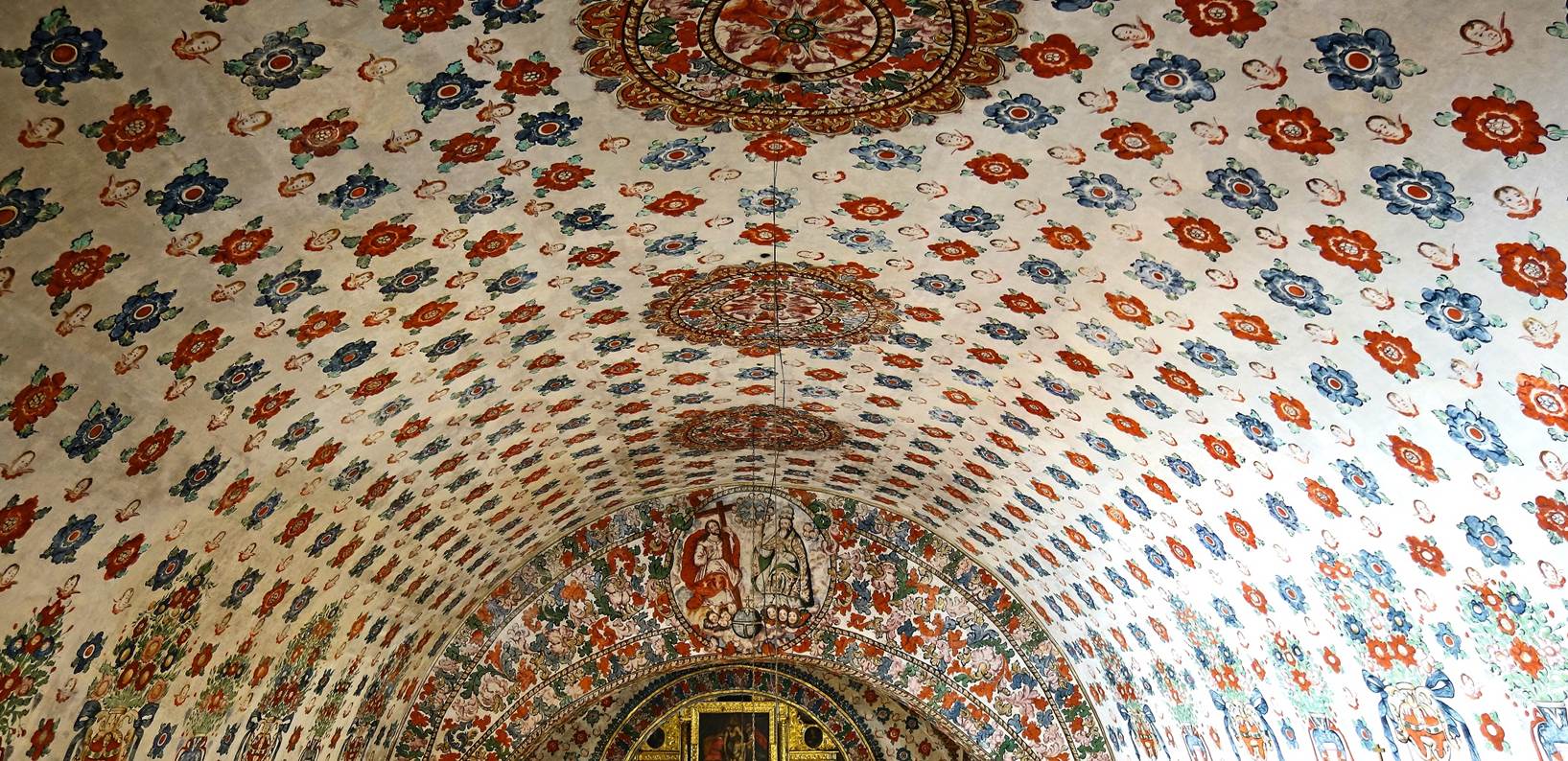 A ceiling with a painting on the ceiling

Description automatically generated with medium confidence