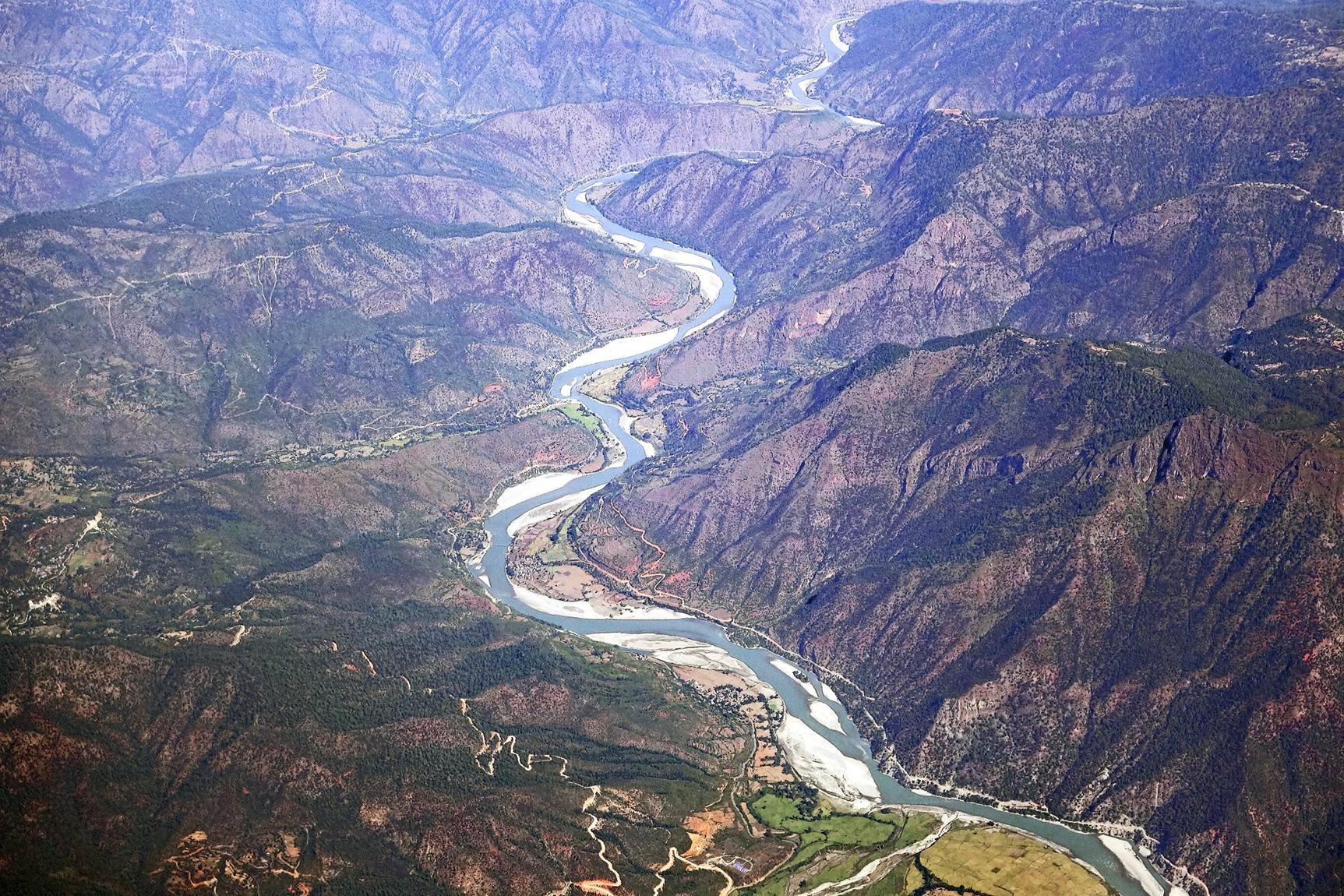 A river flowing through a valley

Description automatically generated