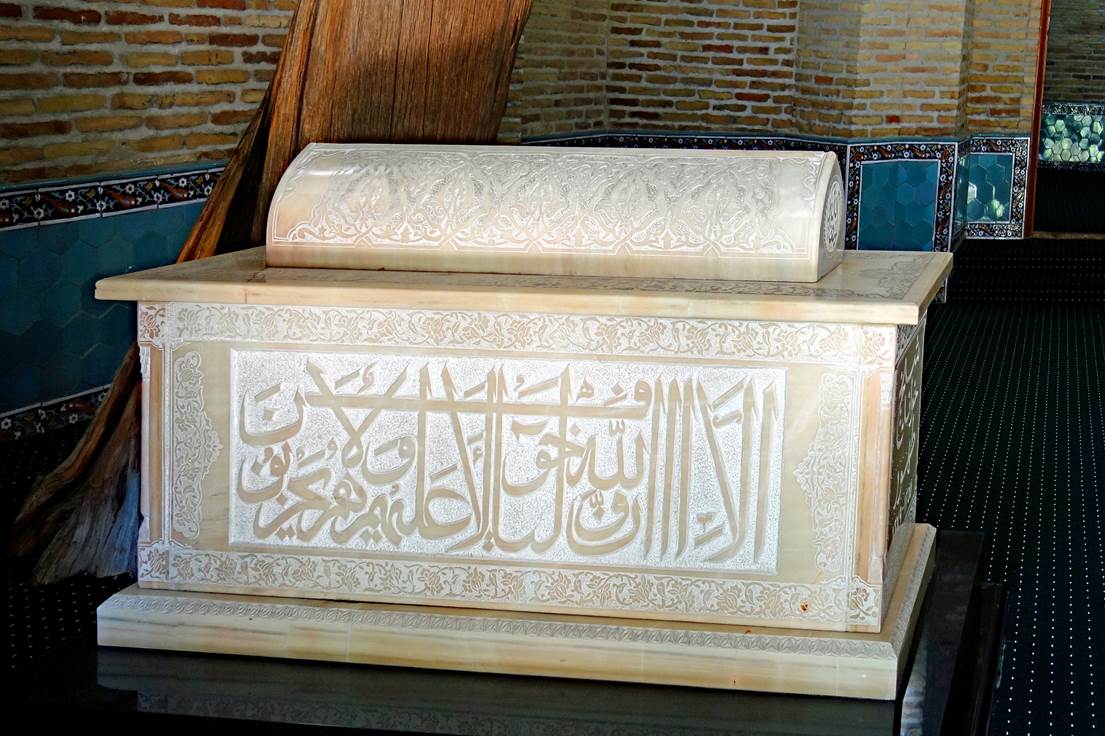 A white casket with arabic writing

Description automatically generated